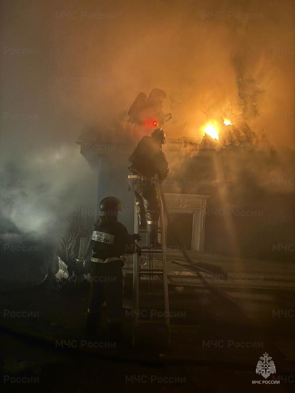 В Благовещенске огнеборцы ликвидировали возгорание на частном подворье