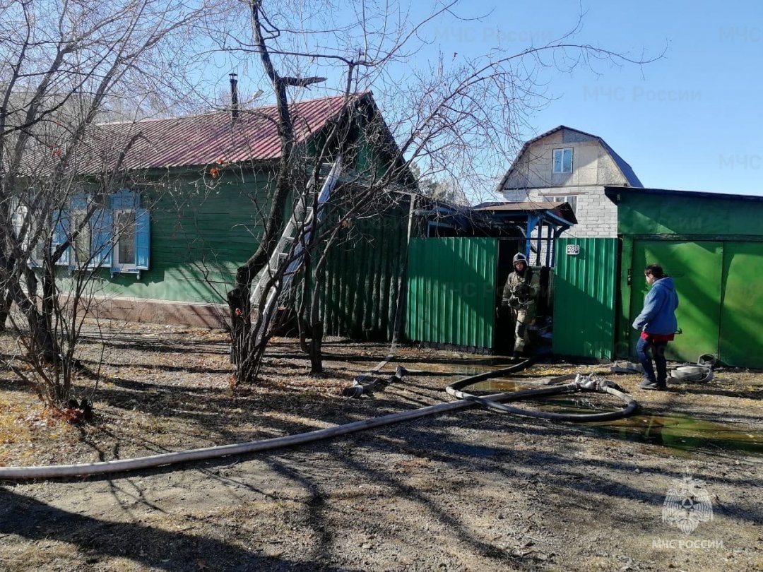 В Благовещенске огнеборцы ликвидировали возгорание на частном подворье