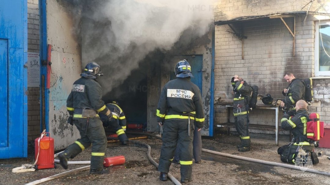 В Благовещенске огнеборцы ликвидировали пожар в гараже