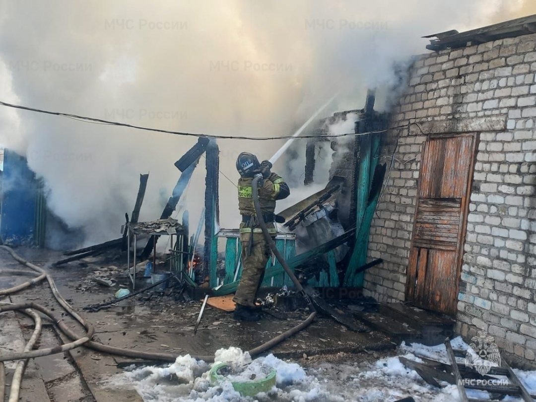 Благовещенские огнеборцы тушили пожар в Белорье